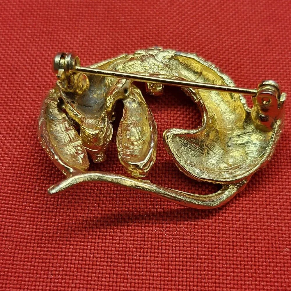 VTG Textured Gold Tone Dachshund Dog Red Rhinestone Eyes Pin Brooch
